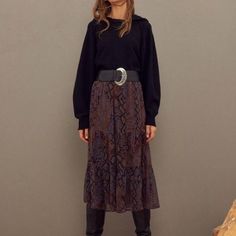 Flowing Drape, A Trendy Print, And Subtle Shades. This Ba&Sh Origin Skirt Is Irresistible!! Small Gathers Add Swingy Motion, Perfect With Boots. - 27” Waist Circumference - 33” Long Unique Snakeskin Print Hidden Zip Closure On The Side, Elastic Detail On The Back Of Waistband Non-Stretch Fabric: 100% Viscose 100% Viscose Full Lining Perfect For Transitioning Season: Mid-Weight Fabric Made In A China *Hangtag Says Size 2, But Inside Label Says: International Size M, Us Size 6 (Please See Last Pic Patterned Midi Skirt Outfit, Rok Outfit, Look Boho Chic, Sanya, Knit Sweaters, Denim Shoes, Snakeskin Print, Mode Vintage, Looks Vintage