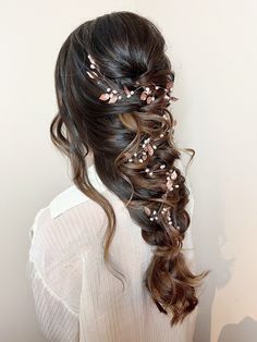 Gorgeous hair vine with leafs and pearls for your wedding or any special event! Be individual and unique! The actual color may differ slightly from the one you see on your monitor screen, as it depends on the specific monitor settings. ( it's available in Pinkish Rose Gold, Gold, or Silver)  ❤ MATERIALS This hair vine is made of wire, leafs, pearls. Approx 60 cm long Copyright © 2022 by Pretty Things Co. All Rights Reserved. Please do not duplicate our images!  🌿For LOCAL PICK UP. Use Promo Code: LOCALPICKUP ($10 off) for local pick up from East Burnaby, BC Canada ,  please email me to arrange pick up. 🌿 Mother Of The Groom Hairstyles, Leaf Tiara, Long Hair Vine, Hair Vine Bridal, Leaf Headpiece, Hairstyle Examples, Rose Gold Leaf, Wedding Hair Vine, Pearl Hair Vine