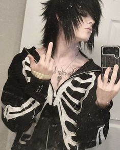 Short Emo Hair For Guys, Scene Guy Outfits, Emo Tumblr Aesthetic, Emo Boy Haircut, Emo Haircut, Black Scene Hair