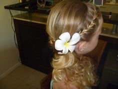 Hair By Hair Perfectionist Fiji - Jr Bridesmaid hair idea Jr Bridesmaid Hairstyles, Bridesmaid Hair Bun, Hair By Hair, Junior Bridesmaid Hair, Balage Hair, Wedding Hairstyles For Girls, Bridesmaid Hair Braid, Beach Waves Hair Tutorial