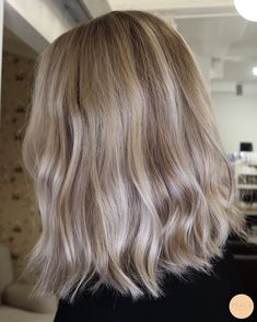 Blond lob med ljusa och mörka slingor Oat Blonde Hair, Mocha Blonde Balayage, Blond Lob, Blonde Hair Goals, Grey Blonde Hair, Summer Blonde Hair, Blonde Hair Transformations