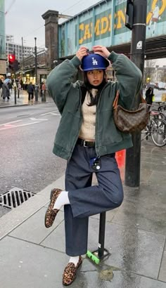 Berlin Women Street Style, Baseball Hat Street Style, Baltimore Street Style, Tomboy Dinner Outfits, Casual Fall Street Style, Winter Gilet Outfit, Jade Fox Style, Fall Layering Outfits 2024, Flat Cap Outfit Women