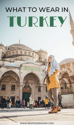 a woman standing in front of a building with the caption, guia de viaje esttambul