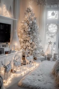 Decorations For A White Christmas Tree, White Christmas House Decor, White And Silver Christmas Decor Ideas, White And Brown Christmas Decor, All White Christmas Tree Decorations, White And Silver Christmas Tree Ideas, Winter White Christmas Decor, All White Christmas Decor, All White Christmas Tree