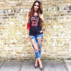 Basketball Game Outfit Ideas, Customised Jeans, Jersey Outfit Women, Game Outfit Ideas, Basketball Game Outfit Women, Basketball Game Outfit, Bulls Jersey, Football Jersey Outfit, Jordan Jersey