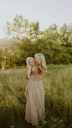 Mommy Me Photoshoot Outfits, Mother Daughter Flower Field Photos, Light Pink Dress Family Photos, Mommy And Me Simple Photoshoot, Mama And Me Pictures, Mommy And Me Photo Shoot Field, Mommy And Me Outside Photo Shoot, Flower Field Mommy And Me Photoshoot, Mom And 1 Year Daughter Photoshoot