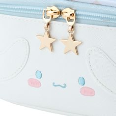 Vanity Pouch is released at Japan Sanrio Store Today~ Make full use of cases and pouches and aim to become a storage expert☆ Cute face design that you'll want to display even when not in use★Opens wide for easy access and plenty of storage capacity♪ Size: Approx. width 18 x depth 10.5 x height 10 cm Handle length: approx. 14 cm Material: PU Detail: Double zipper opening/closing 1 interior open pocket Photo credit: Sanrio Japan White Rectangular Pouch With Mobile Phone Bag, White Pencil Case With Zipper Closure For Organization, Portable White Pouch For Travel, White Rectangular Travel Pouch, White Portable Travel Pouch, Portable White Travel Pouch, Cute Rectangular Travel Bags, White Rectangular Zipper Pouch Bag, White Rectangular Case Bag With Zipper Pouch