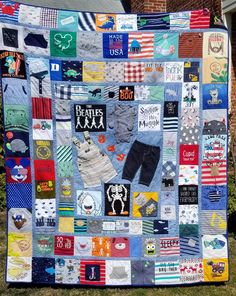 a quilt made to look like it has many different items on the front and back