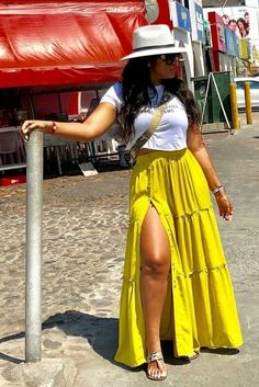 add a pop of color. Curvy skirt outfit Summer Outfits College, Curvy Skirt, Curvy Body Types, Outfits College, Summer Outfits Curvy, Casual Chic Outfits, Summer Outfits Black, Outfits Curvy, Mode Casual