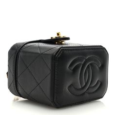 This is an authentic CHANEL Lambskin Quilted Vanity Clutch With Chain in Black. This stylish clutch with chain is crafted of luxurious quilted leather in black. The bag features a leather threaded gold chain-link shoulder strap and gold hardware. The gold CC faux turn-lock opens to a gold leather interior with a mirror and lipstick holders. Jersey Quilt, Chanel Print, Classic Phones, Chanel Crossbody, Quilting Frames, Chanel Tweed, Denim Quilt, Pocket Books, Chanel Shoulder Bag