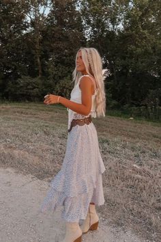 11 Stylish Country Concert Outfits & Cowgirl Outfits You Need Concert Outfit Ideas, Cute Country Outfits, Embellished Shorts, Boho Style Outfits, Cowboy Outfits