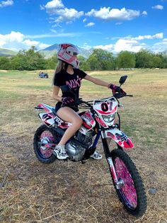 Girls On Dirtbikes, Motorcross Girls Dirt Bikes, Dirtbikes Aesthetic, Girl Dirtbike, Moped Girl, Moped Aesthetic, Motorcross Girl, Women Motocross, Pink Dirt Bike