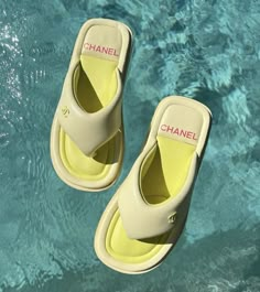 Havana Flip Flops, Chanel Flip Flops, Aesthetic Sandals, Audrey Peters, Sandals Chanel, Pool Sandals, Luxury Lifestyle Women, Runway Shoes, Flip Flops Style