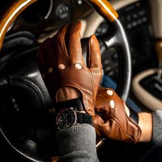 Brown leather driving gloves The gloves are cut with a high-tech laser and sewn by hand to achieve the best possible fit Made of velvety soft sheepskin, these gloves come in a beautiful leather case designed to fit in most glove compartments. Inspired by classic racing cars, the design features the Roadr logo on the pushbuttons, paying homage to the cult Fuchs wheels from Porsche. All our driving gloves are of exceptionally high quality and handcrafted in collaboration with partners from Chester Driving Gloves Men, Leather Work Gloves, Brown Leather Gloves, Leather Driving Gloves, Classic Racing Cars, Black Leather Gloves, Driving Gloves, Mens Gloves, Leather Sleeve