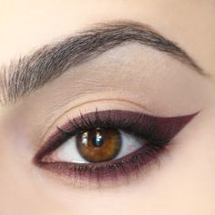 Eye Makeup Eyeliner, Red Eyeliner, Gel Eyeliner Pencil, Makeup Gold, Eyeliner For Beginners, Simple Eyeliner, Eyeliner Styles, Best Eye Makeup, Beautiful Eye Makeup