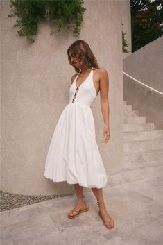 The High Tide Halter Midi Dress in White exudes coastal elegance and breezy sophistication, perfect for beachside brunches in Malibu or yacht parties in the French Riviera. Embrace summer's allure with this chic dress, designed for effortless style and timeless charm.
Maxi dress, true to size 
Halter tie 
Wooden front embellishments 
Bubble hem skirt 
Semi-elasticated back 
Invisible back zip
Hook and eye closure 
Semi-lined
100% Cotton. Lining: Polyester/Spandex
Non-stretch material 
Please refer to the care label on garment for specific instructions on how to care for it
Model wears XS
Length from neck to hem: 121cm on an S
Chest 38cm, Waist 32cm, size S Hamptons Vacation Outfit, Yacht Parties, White Dress Flowy, Spring Break Dress, Strapless Tank Top, Shop Dresses Online, Midi Dress White, Coastal Elegance, Brunch Dress