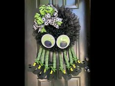 Easy Diy Halloween Crafts For Adults, Diy Backdrop Ideas, Easy Halloween Crafts For Kids, Halloween Crafts For Kids To Make, Ideas For Parties, Easy Fall Wreaths, Halloween Mesh Wreaths, Holiday Wreaths Diy