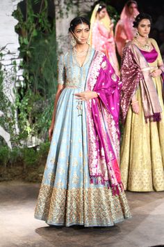 Complete collection: Anju Modi at India Couture Week 2017 Lehenga Choli Color Combinations, Choli Color Combinations, Bridal Dupatta, Nikkah Dress, Indian Bridal Wear, Asian Bridal, Bridal Lehenga Choli, Indian Couture, Couture Week