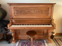 an old piano sitting on top of a rug