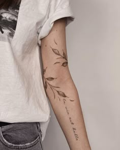 Tattoos Pulseras, Olive Tattoo, Ivy Tattoo, Olive Branch Tattoo, Around Arm Tattoo, Wrap Around Tattoo, Wrap Tattoo, Petit Tattoo