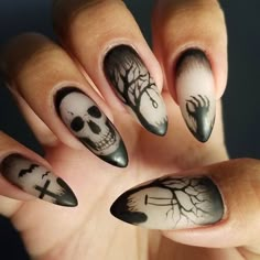 Scary Halloween Nails Design, Candy Corn Nails, Halloween Nail Art Easy, Black And White Nail, Black Halloween Nails, Halloween Nails Diy, Holloween Nails, Skull Nails, Halloween Nails Easy