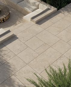 Kronos | Nativa | Falda Tibur Landelijk Travertin Look Keramiek Terrastegels Outdoor Buiten Tuin Natural Pavers, Paved Courtyard, Santorini Villas, Limestone Paving, Paving Design, Outdoor Stone, Longbow, Modern House Facades, Wall Exterior