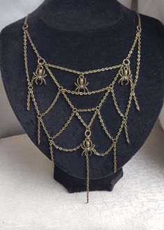 Gold Gothic Jewelry, Dangling Necklace, Dangly Necklace, Halloween Jewellery, Chainmaille Jewelry Patterns, Jewelry Mood Board, Gothic Jewellery, Spider Jewelry, Spider Necklace