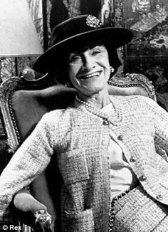 Fashion icon Coco Chanel in 1954 in her signature pearls and tweed suit. Linton Tweed, Coco Chanel Birthday, Twenties Style, Chanel Birthday, Chanel Style Jacket, Chanel Gabrielle, Cristobal Balenciaga, Moda Chanel, Mademoiselle Chanel