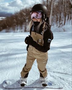 Cute Snow Gear Outfits, Cute Sledding Outfit, Female Snowboarder Fashion, Woman’s Snowboarding Outfits, Woman Snowboarding Outfits, Women’s Snowboard Outfit