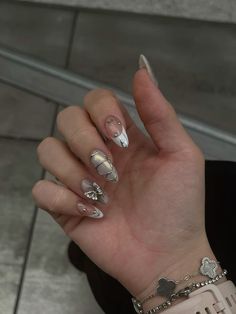 Silver Nails Acrylic Almond, Nails With Silver Jewelry, Short Almond Nails With Charms, Silver Nails With Charms, Aespa Core Nails, Metallic Nail Designs, Uñas Y2k, Futuristic Nails, Alien Core