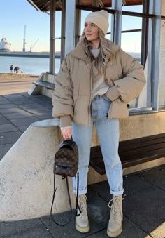 Trendy Outfits New York, Midwest Winter Outfits Cold Weather, Winter City Outfits Women, 2023 Everyday Fashion, Stylish Outfits For Winter Cold Weather, Washington Dc November Outfit, Boston December Outfits, Big Bear California Winter Outfits, Big Bear Outfit Fall