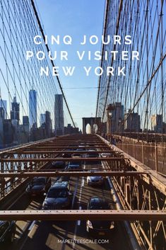 cars are driving across the brooklyn bridge in new york city, with text overlay that reads one jours pour visitier new york