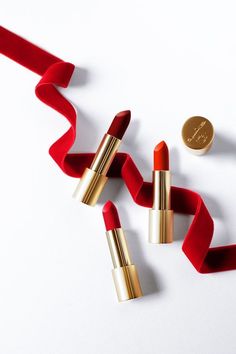 °•°•▪︎Vogue India Lipstick Flatlay, Lipstick Photography, Christmas Advertising, 심플한 그림, Makeup Wallpapers, Lisa Eldridge, Lipstick Designs, Holiday Campaign, Cosmetics Photography