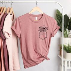 Branding Tshirt Ideas, Tshirts Minimalist Design, Cute Tshirt Designs For Women, Htv Tshirt Ideas, Tshirt Vinyl Ideas, Shirt Print Design Ideas, Flower Tshirt Design, Boho Tshirt Design, Tshirt Print Ideas