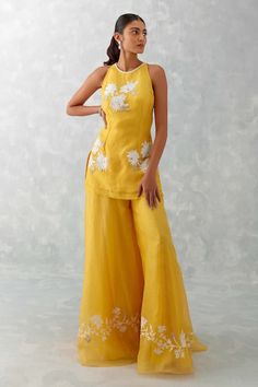 Buy Yellow Organza And Tabby Embroidery Floral Kurta Sharara Set For Women by Devnaagri Online at Aza Fashions. Sleeveless Pakistani Suits, Kurta Sets For Women Party Wear, Mango Yellow, Haldi Outfits, Kurta Sharara Set, Diwali Outfits, Kurta Sharara, Short Kurta