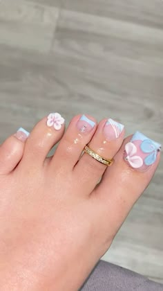 August Toe Nails, French Tip Toes With Flower, Toe Nail Art Designs Toenails, Flower Pedicure, Gel Toe Nails, Acrylic Toe Nails, Acrylic Toes, Girly Acrylic Nails, Nails Set