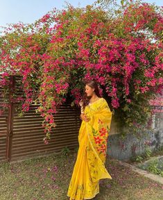 Saraswati Puja Saree Look, Aesthetic Saree Photography, Simple Saree Designs, Saree Poses, Saree Photoshoot, Simple Sarees, Photo Pose Style, Indian Aesthetic