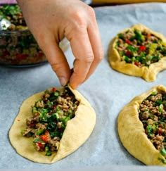 Turkish Pide with Ground Beef | #turkish #pide #groundbeef | giverecipe.com Walnut Meat, Arabisk Mad, Beef Pizza, Turkish Pizza, Turkish Food, Eastern Cuisine, Pita Bread