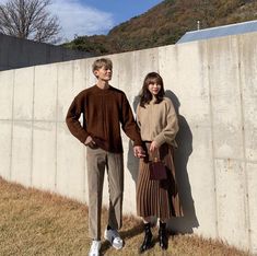 Couple Outfits Autumn, Matching Autumn Outfits, Couple Brown Outfit, Couple Autumn Outfit, Autumn Couple Outfit, Earth Tone Couple Outfits, Autumn Couple Photoshoot Outfits, Couple Photo Korean Style, Japan Autumn Outfit Couple