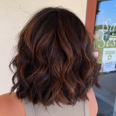 Copper Highlights On Brown Hair, Short Dark Brown Hair, Copper Brown Hair, Highlights On Brown Hair, Dark Auburn Hair, Highlights For Dark Brown Hair, Rambut Brunette, Short Hair Highlights, Copper Highlights