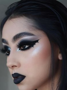 Women’s Halloween Makeup Ideas, Glam Bat Makeup, Womens Bat Makeup, Witch Glam Makeup, Bat Makeup Women, Halloween Day Makeup, Witch Halloween Makeup Easy