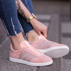 25 Nouvelles Baskets Tendance À Shopper Absolument Adidas Gazelle Pink, Tennis Adidas, Adidas Runners, Sneaker Lovers, Sneakers Addict, Carrie Bradshaw, White Trainers, Adidas Gazelle, Sneaker Head