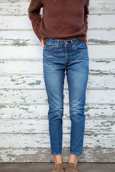 Levi's Outfit Women, Levi’s Wedgie Jeans, Classic Womens Fashion, Gi Outfit, Womens Levi Jeans, Levi Wedgie, Mode Casual, Liquid Detergent, Making Waves