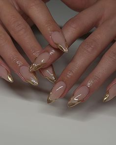 Classy Cool Nails, Trendy Metallic Nails, Coffin Acrylics French Tip, Gel X Gold Nails, Gold Line Art Nails, Senior Pics Nails, Gold Pattern Nails, Holiday Gel X Nails, Plus Size Nails