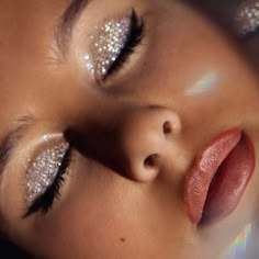 Glossy Glitter Eyes, Glitter Hair And Makeup, Make Up Looks Glitter Eyes, Glitter Lid Eyeshadow, Make Up Ideas Silver, Mirrorball Eye Makeup, Wedding Makeup With Sparkles, Angel Costume Makeup Glitter, Glitter Make Up Ideas