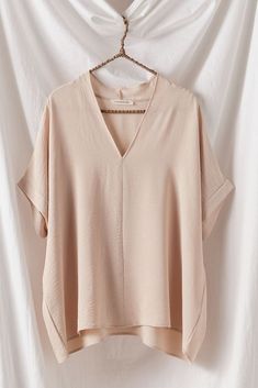 V-neck Top For Daywear In Fall, Versatile Beige V-neck Top, Versatile Beige V-neck Blouse, Summer V-neck Loungewear Blouse, Chic V-neck Blouse With Relaxed Fit, Effortless V-neck Blouse For Fall, Effortless Fall V-neck Blouse, Oversized Versatile V-neck Blouse, Versatile Oversized V-neck Blouse