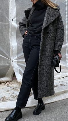 Mocassin Outfit Winter, Best Winter Outfits, All Black Fashion, Elegante Casual, Midi Skirts, Cool Street Fashion, Autumn Outfit, Outfit Casual