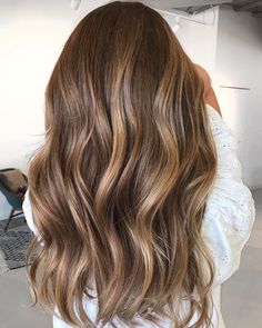 Teasy Highlights Brunette, Brown Toffee Highlights, Neutral Brown Lowlights, Latte Brunette Highlights, Jennifer Aniston Hair Color Caramel Light Browns Balayage Highlights, Hair Color With Highlights, Color With Highlights, Highlights Brown Hair Balayage