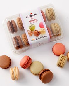 there are many different types of macaroons in the box