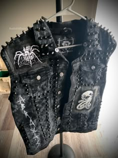 Punk Metalhead Outfits, 80s Punk Rock Outfits, Punk Rock Grunge Outfits, Punk Jean Vest, Punk Clothing Style, Crust Punk Vest, Punk Vest Ideas, Punk Denim Vest, Crust Punk Outfits